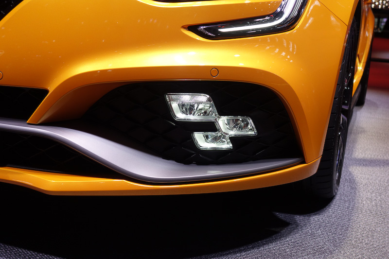 エクステリアではチェッカーフラッグをモチーフにした「R.S.ビジョン」を装着するほか、大型リアスポイラー、リアディフューザーなどによって空力性能を高めた