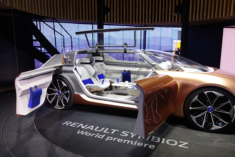 SYMBIOZは2030年までの実現を目指した自動運転機能を有するEVコンセプトカー。デザイン責任者であるローレンス・ヴァン・デン・アッカー氏がプレゼンテーションを担当