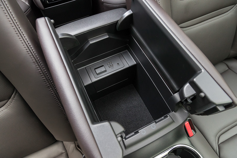 コンソールボックス内側の収納スペースにUSB端子などを用意