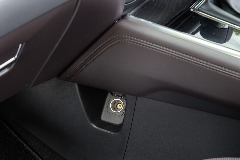 フロントのDC12Vソケットは助手席側のこの位置