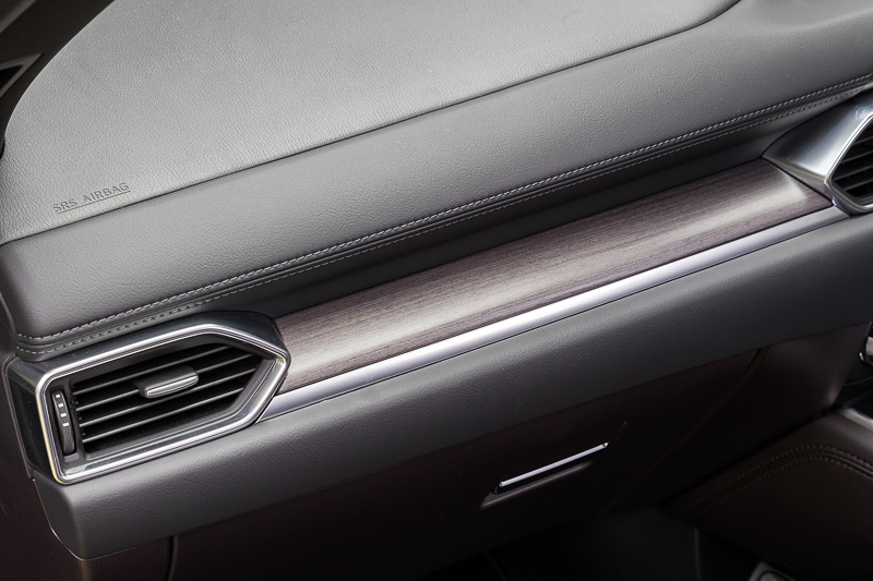 本物の木を素材とした本杢加飾を採用