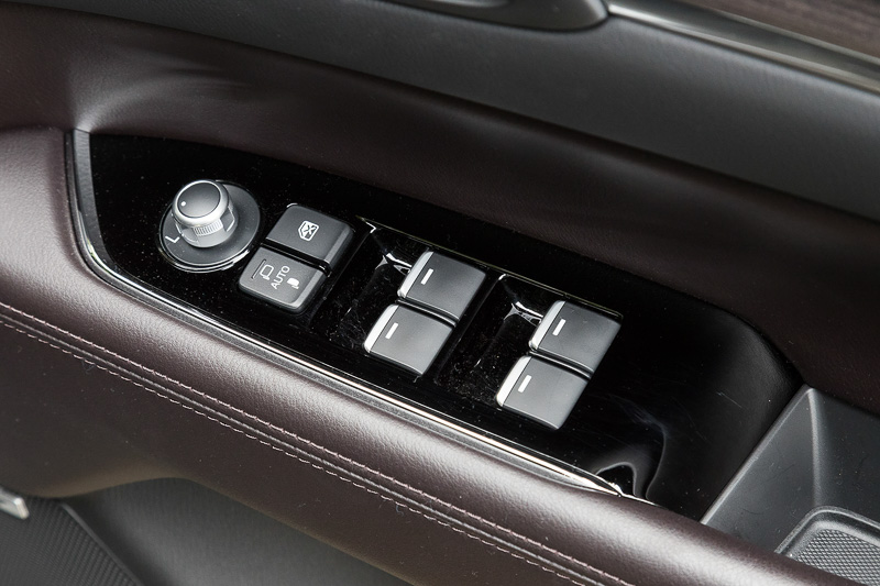 アームレスト前方にパワーウィンドウやドアミラーのスイッチを配置