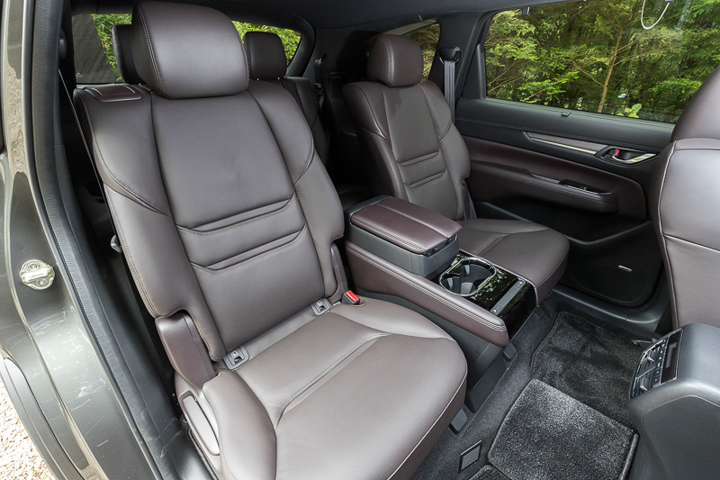 XD L Packageの2列目はキャプテンシートで、中央にセカンドシートコンソールボックスを備える