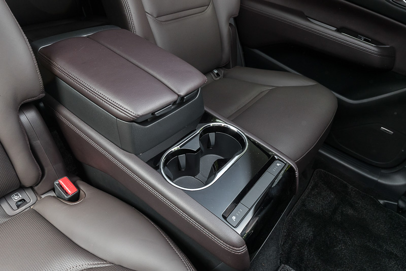 セカンドシートコンソールボックス。収納スペースとドリンクホルダー、シートヒータースイッチを備える