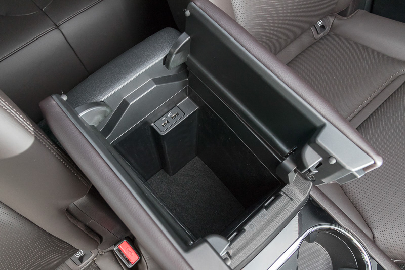 ボックス内にはUSB端子を装備