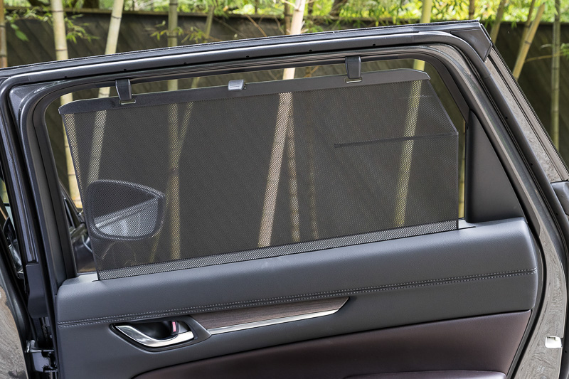 XD L Packageのリアドアには巻き取り式のサンシェードを内蔵。XD PROACTIVEでもオプション装着できる