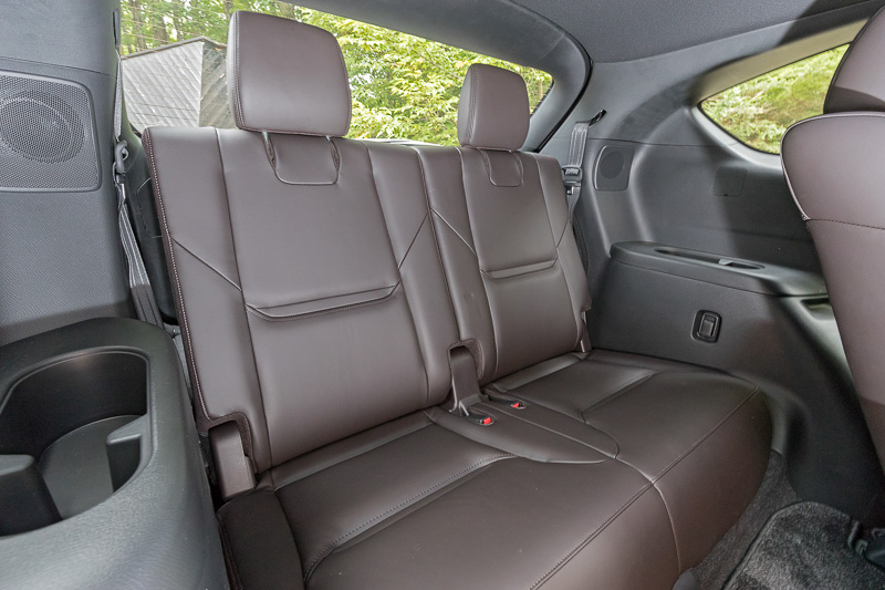 3列目シート。左右にボトルホルダーと小物入れがある