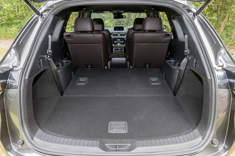 2列目のキャプテンシートも前倒しすることでほぼフラットな荷室となる