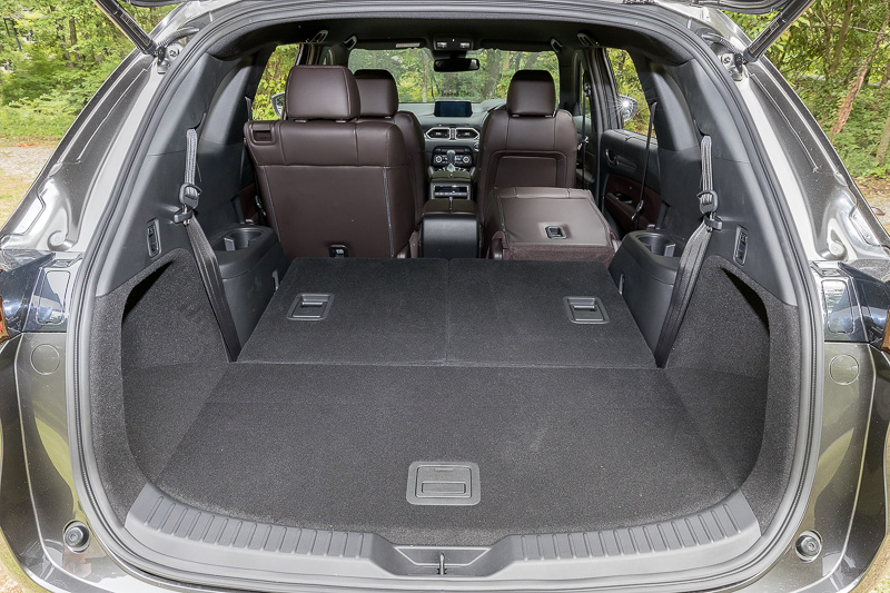 2列目のキャプテンシートも前倒しすることでほぼフラットな荷室となる