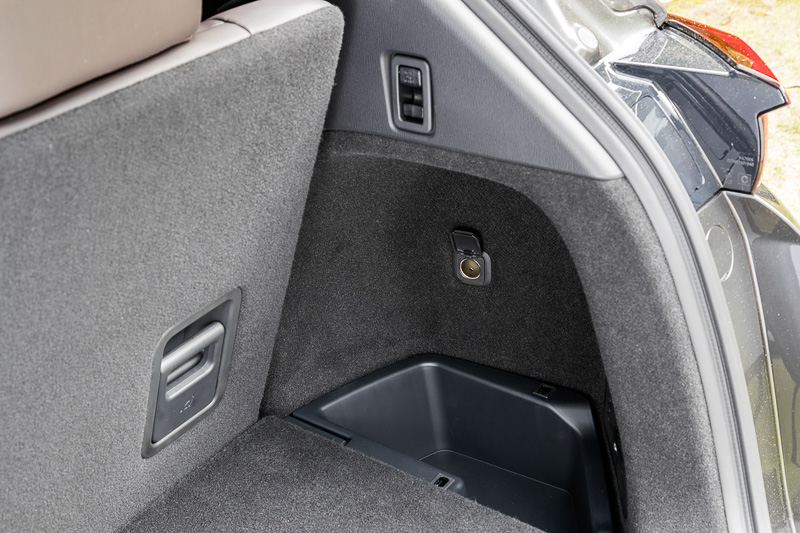 DC12Vソケットを側面に装備