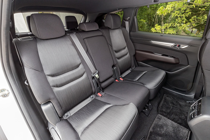 XD PROACTIVEの7名乗車モデル。2列目はベンチシートとなり、6：4分割可倒式で独立してリクライニングも可能