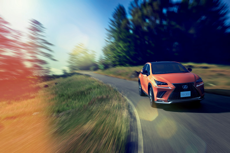 NX300 “F SPORT”（ラヴァオレンジクリスタルシャイン