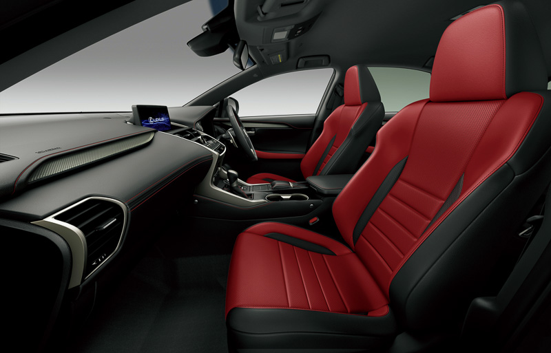 “F SPORT”専用色のフレアレッド