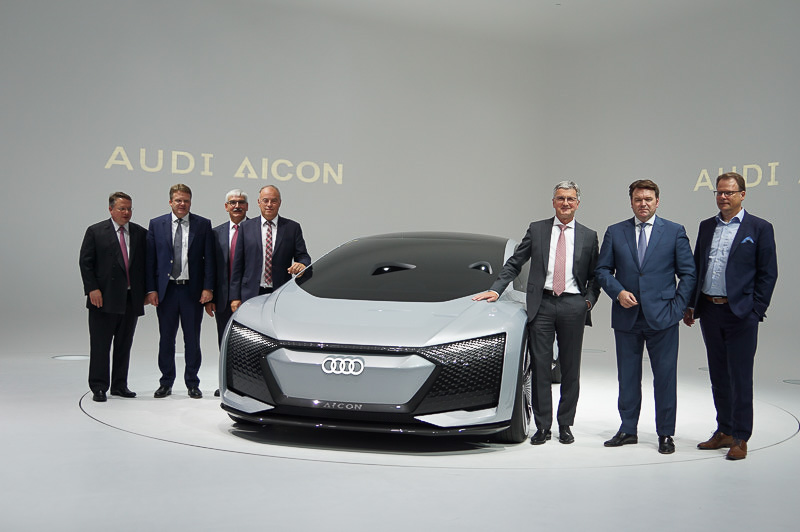「Audi Aicon」を囲んで記念撮影するアウディの幹部