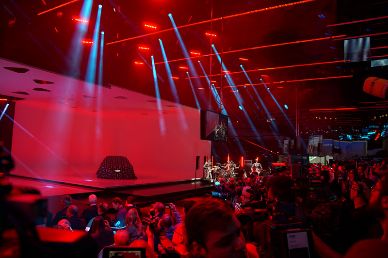 AIを利用した自動運転を訴求するアウディらしく、ロボットが楽器を演奏するデモから開始。その横に幕が掛けられたクルマが……