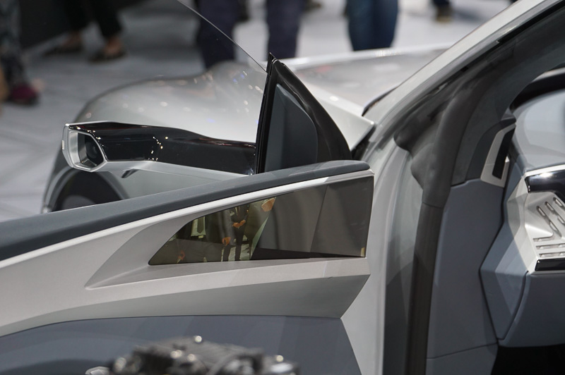 ミラーの代わりにカメラの映像がドアに映る