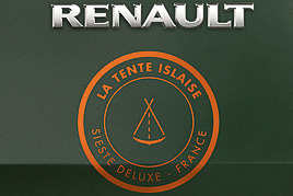 リアにも専用ロゴステッカーが貼られる