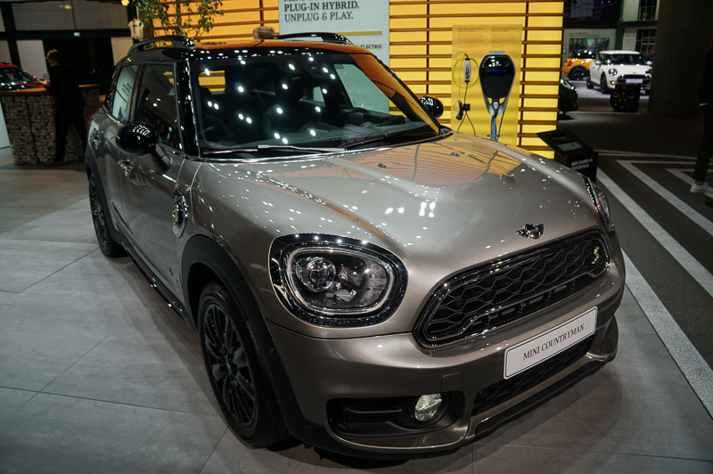 MINIブースに展示されていたPHVのMINI Cooper S E Countryman