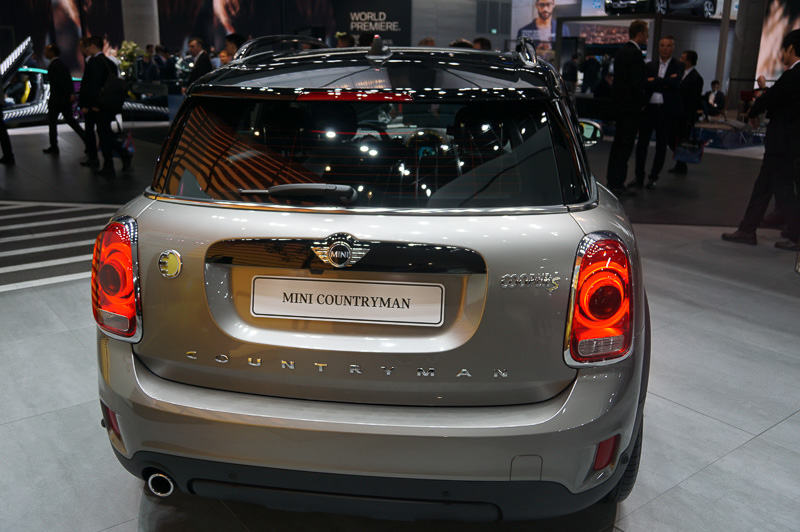 MINIブースに展示されていたPHVのMINI Cooper S E Countryman