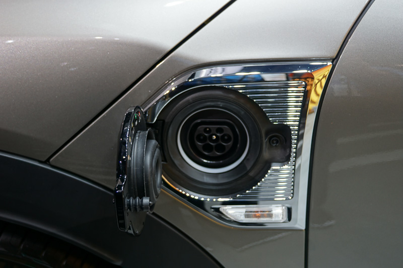 MINIブースに展示されていたPHVのMINI Cooper S E Countryman