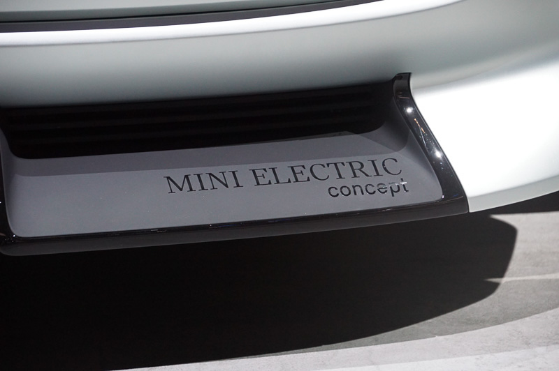 フロントバンパーの下部にはMINI Electric Conceptの文字が