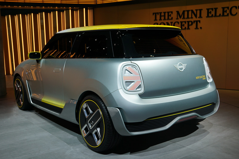 リアセクション。イギリス国旗を意識したテールランプがお洒落。なお、BMWは3ドアのMINI EVを2019年からオックスフォード工場で製造することを明らかにしている