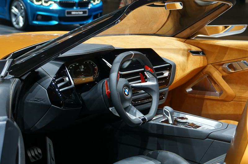 ハンドルやインストルメントパネルなど。2ペダルとパドルシフトが見える