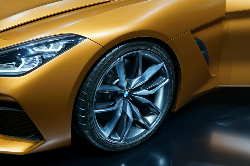 タイヤサイズは305/30 ZR20