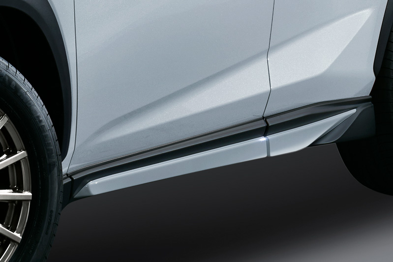 「サイドスカート」の塗装済み（左）とBLACK EDITION（右）。価格はそれぞれ8万8000円（税別）