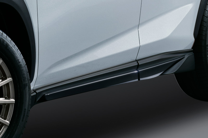 「サイドスカート」の塗装済み（左）とBLACK EDITION（右）。価格はそれぞれ8万8000円（税別）