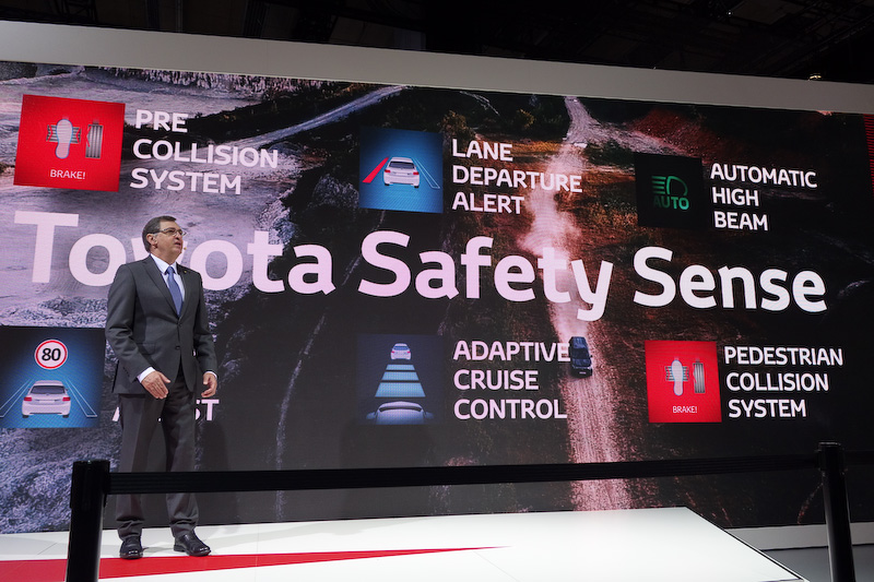 トヨタモーターヨーロッパの社長兼CEO ヨハン・ファン・ゼイル氏は、新型ランドクルーザーで衝突回避支援パッケージ「Toyota Safety Sense」を導入したことをアピール