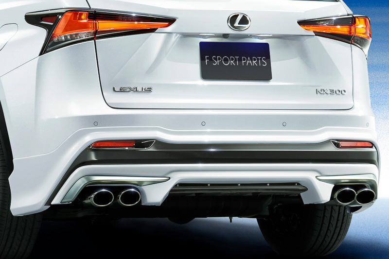 NX300用「リアスタイリングキット」（塗装済：16万920円、素地：15万2280円）は、「リアスカート」「テールパイプフィニッシャー」のセット。フロントスポイラー、サイドスカートを含めた「エアロキット」は塗装済：32万5080円、素地：29万520円
