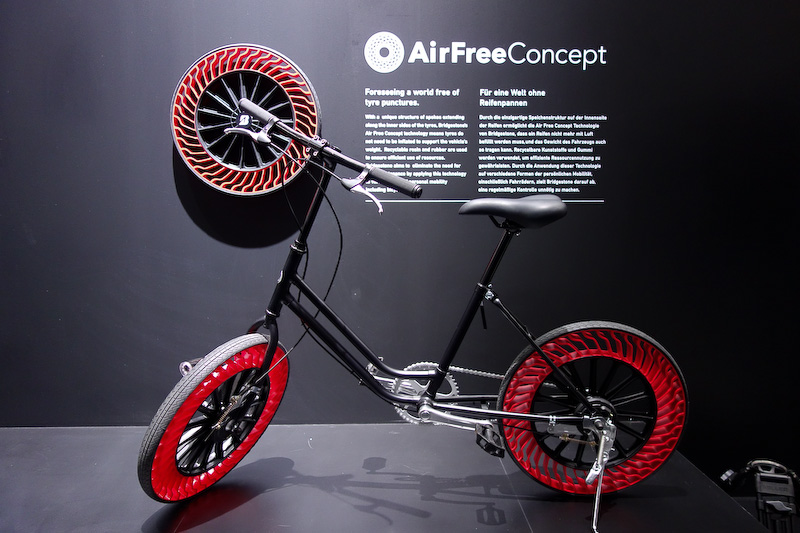 タイヤの空気充填を不要とする技術「エアフリーコンセプト」を用いた自転車用タイヤ装着車