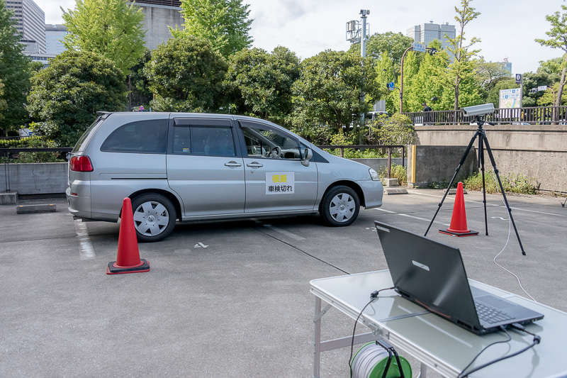 ナンバー自動読取装置は、ナンバープレートを撮影するカメラと撮影した情報を照合するPCで構成