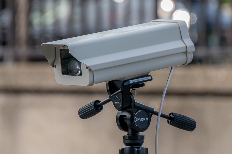 街頭に設置されるナンバープレートを撮影するカメラ