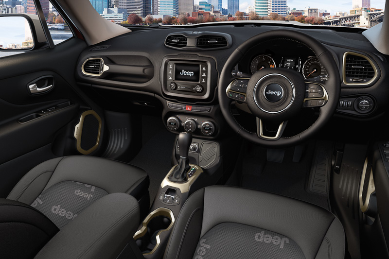 インテリアカラーはベースモデルでは組み合わせできないブラックを採用