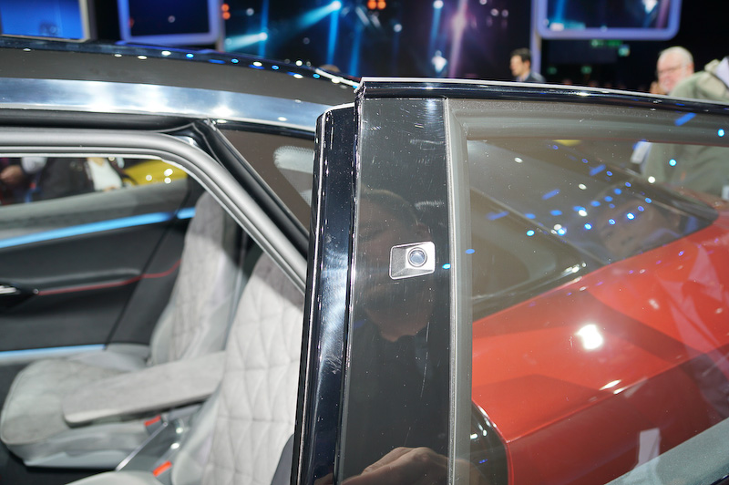 後部座席のドアにもカメラ