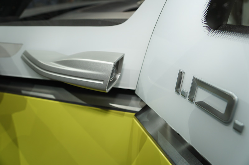 ミラーはカメラになっている