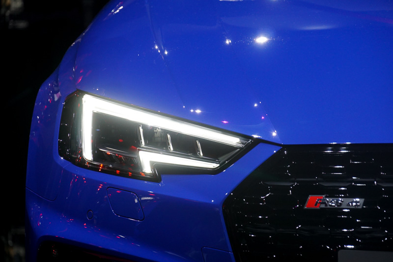 新型RS 4 アバントは、欧州では今秋から注文受付を開始し、ドイツや他のヨーロッパ諸国では2018年初頭から販売。ベースプライスは7万9800ユーロ