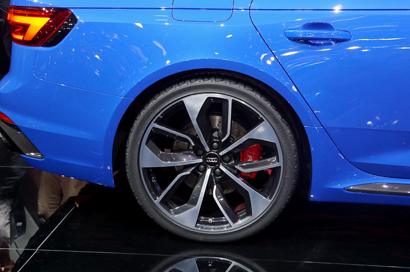 前後とも20インチアルミホイールを装着。タイヤはハンコック「ventus S1 evo 2」（275/30 R20）