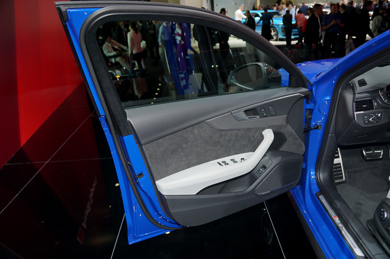 インテリアはブラックでまとめられ、スポーツシート、フラットボトムの革巻きマルチファンクションスポーツステアリング、シフトゲート、ドアシルトリムにはRSのエンブレムが装着される。また、アウディバーチャルコクピットやヘッドアップディスプレイも専用のデザイン＆機能が採用され、ディスプレイにGフォース、タイヤ空気圧、トルク値などを表示させることができる