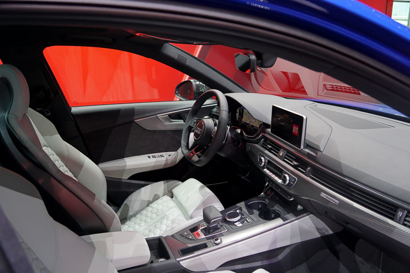 インテリアはブラックでまとめられ、スポーツシート、フラットボトムの革巻きマルチファンクションスポーツステアリング、シフトゲート、ドアシルトリムにはRSのエンブレムが装着される。また、アウディバーチャルコクピットやヘッドアップディスプレイも専用のデザイン＆機能が採用され、ディスプレイにGフォース、タイヤ空気圧、トルク値などを表示させることができる