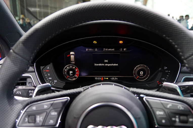 インテリアはブラックでまとめられ、スポーツシート、フラットボトムの革巻きマルチファンクションスポーツステアリング、シフトゲート、ドアシルトリムにはRSのエンブレムが装着される。また、アウディバーチャルコクピットやヘッドアップディスプレイも専用のデザイン＆機能が採用され、ディスプレイにGフォース、タイヤ空気圧、トルク値などを表示させることができる