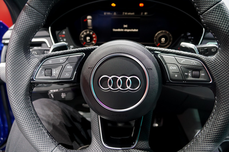 インテリアはブラックでまとめられ、スポーツシート、フラットボトムの革巻きマルチファンクションスポーツステアリング、シフトゲート、ドアシルトリムにはRSのエンブレムが装着される。また、アウディバーチャルコクピットやヘッドアップディスプレイも専用のデザイン＆機能が採用され、ディスプレイにGフォース、タイヤ空気圧、トルク値などを表示させることができる