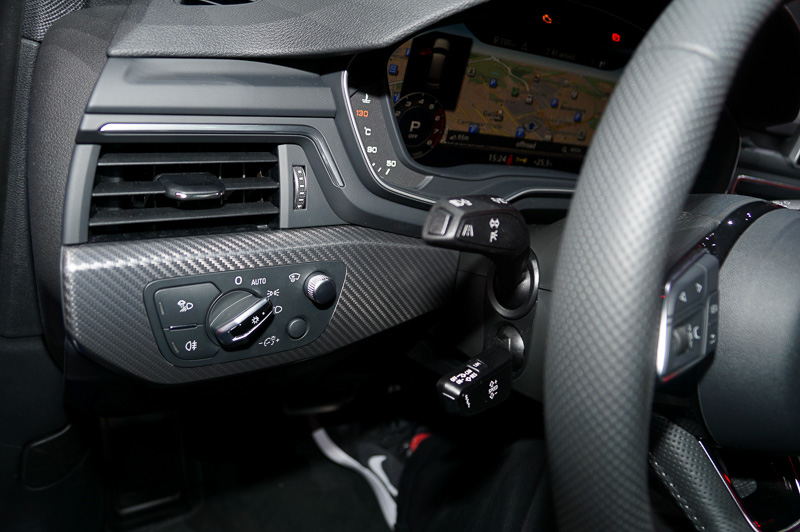 インテリアはブラックでまとめられ、スポーツシート、フラットボトムの革巻きマルチファンクションスポーツステアリング、シフトゲート、ドアシルトリムにはRSのエンブレムが装着される。また、アウディバーチャルコクピットやヘッドアップディスプレイも専用のデザイン＆機能が採用され、ディスプレイにGフォース、タイヤ空気圧、トルク値などを表示させることができる