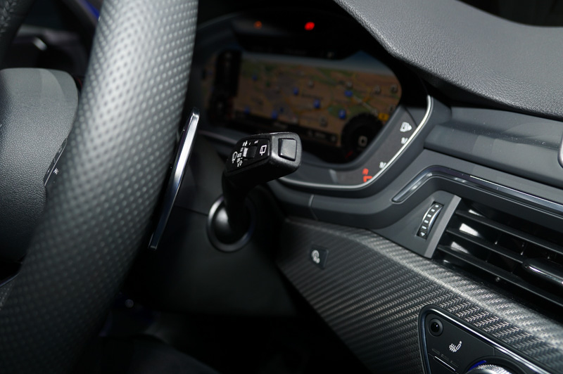 インテリアはブラックでまとめられ、スポーツシート、フラットボトムの革巻きマルチファンクションスポーツステアリング、シフトゲート、ドアシルトリムにはRSのエンブレムが装着される。また、アウディバーチャルコクピットやヘッドアップディスプレイも専用のデザイン＆機能が採用され、ディスプレイにGフォース、タイヤ空気圧、トルク値などを表示させることができる