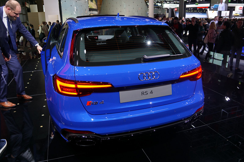 リアまわり。エキゾーストエンドはオーバルタイプの左右2本出し