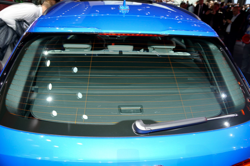 ラゲッジスペースはカバーがハッチに連動して閉まる