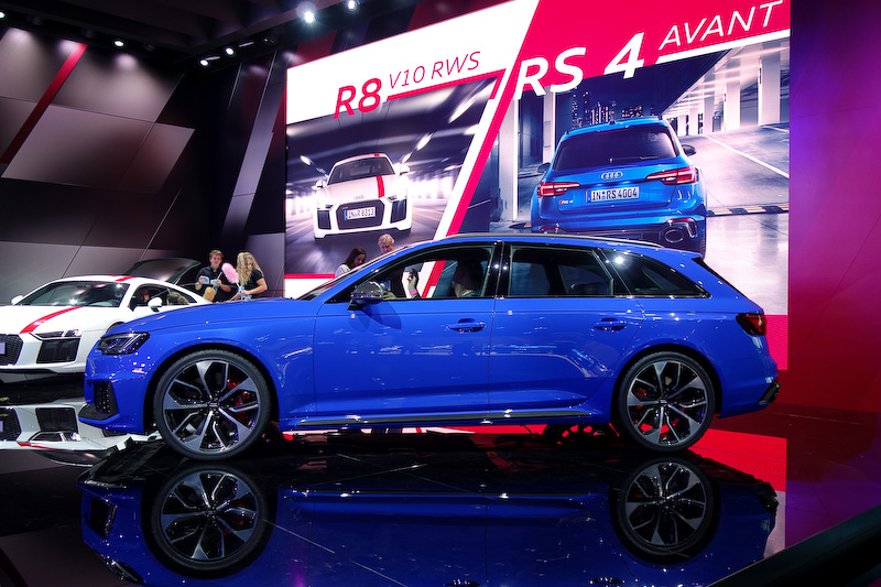 アウディブースに展示されている新型「RS 4 アバント」