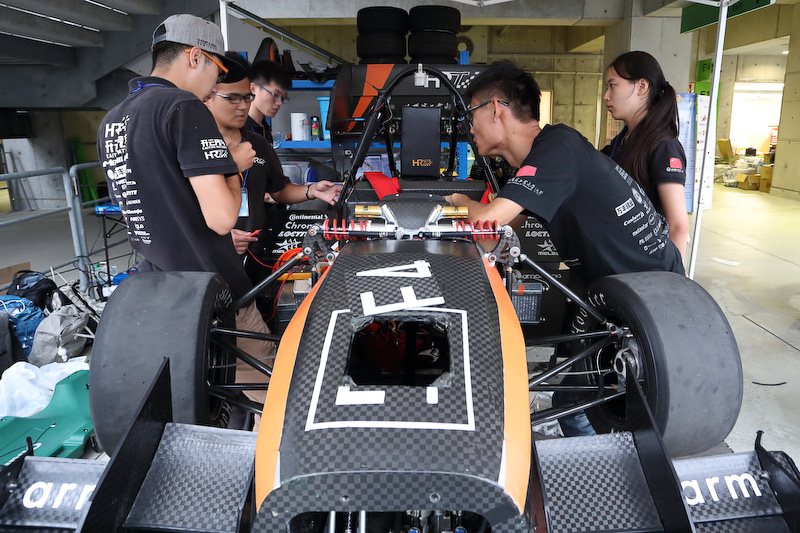 エコパスタジアムの2Fに割り当てられたピットで、車検を前に着々とマシンの整備を進める学生たち